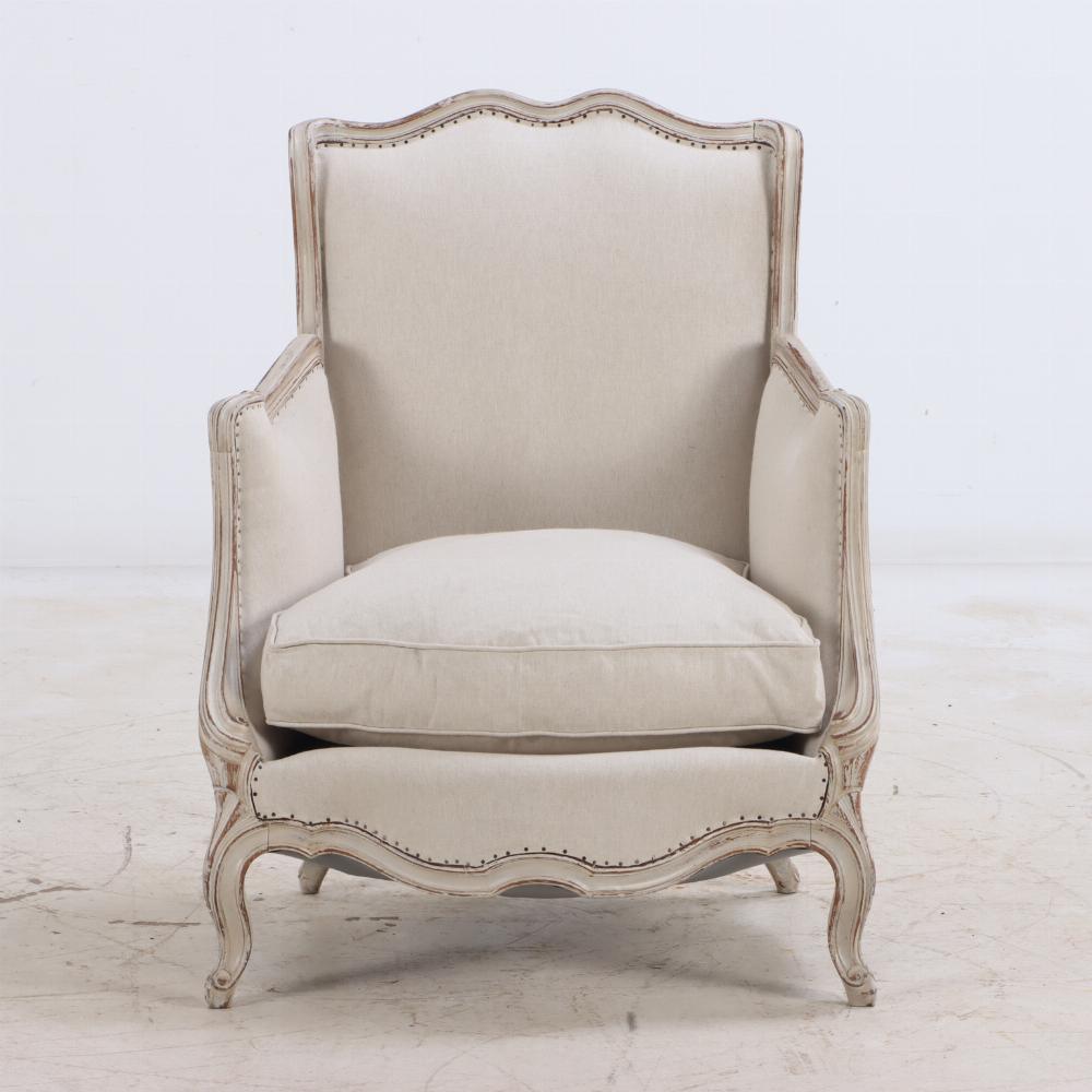 Paire de chaises bergères peintes de style Louis XV, C.I.C. 1920, avec des lignes exagérées et de très belles sculptures sur l'ensemble des cadres. 