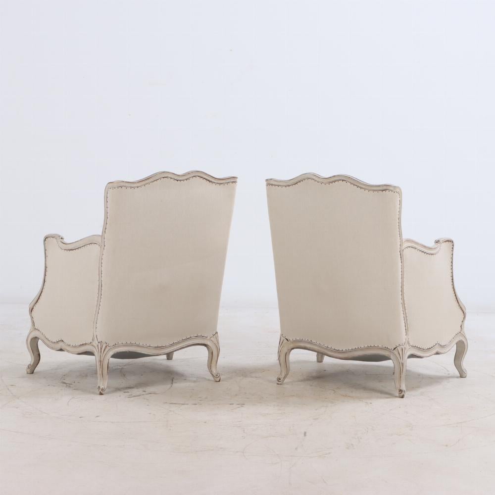 Tissu Paire de chaises bergères peintes de style Louis XV, C 1920. en vente