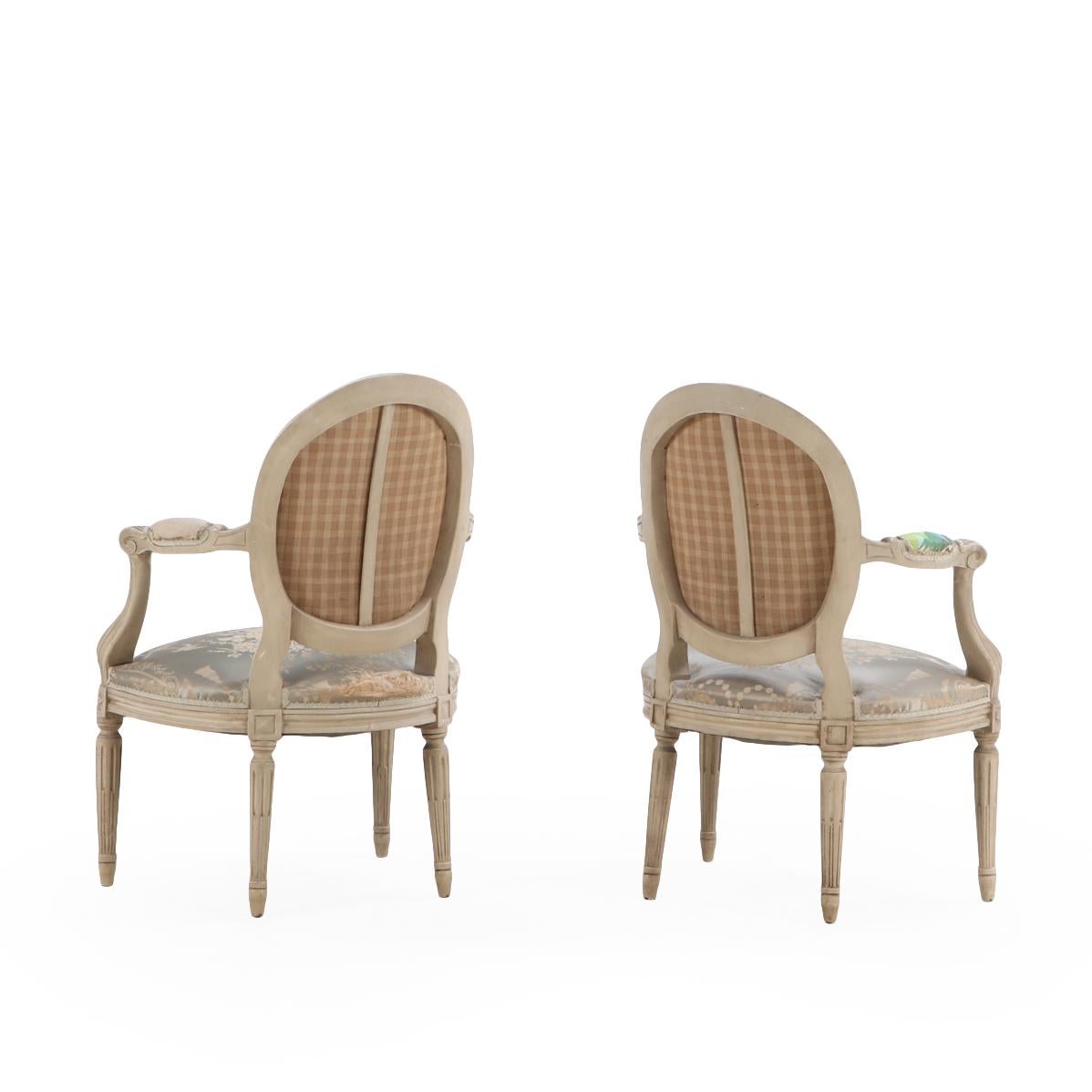 Los marcos pintados y tallados, con respaldos ovalados acolchados, pequeños apoyabrazos y asientos sostenidos por patas torneadas y estriadas. Perfectas en tu salón como sillas de acento.