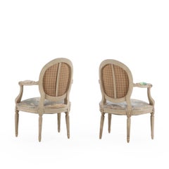 Coppia di poltrone aperte francesi dipinte in stile Luigi XV, C.C.