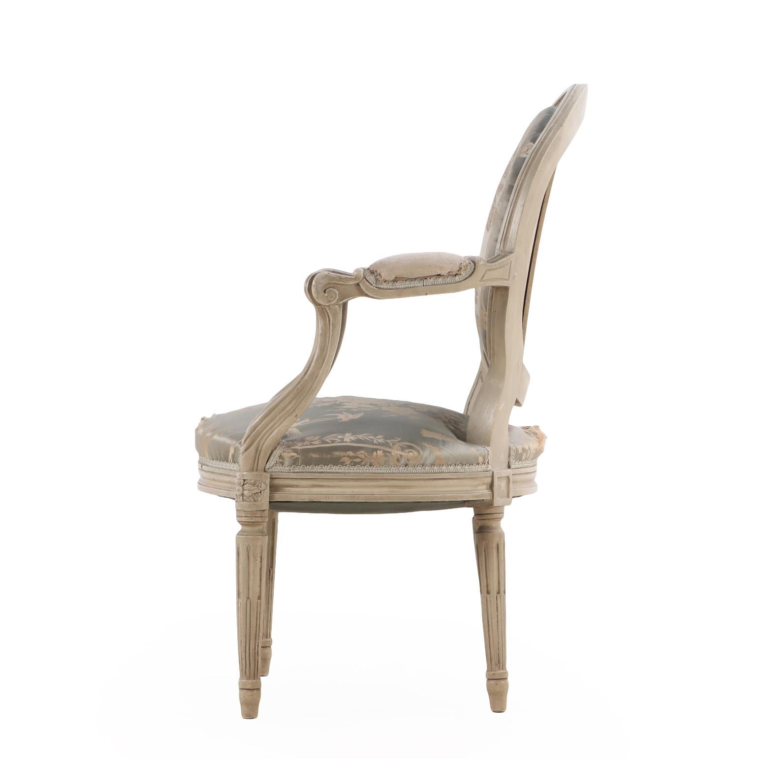 Pareja de sillones franceses abiertos pintados estilo Luis XV, c. 1940. en Bueno estado para la venta en Philadelphia, PA