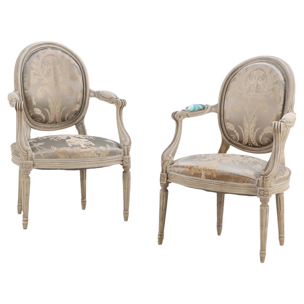 Paire de fauteuils ouverts peints de style Louis XV, C.C. 1940.