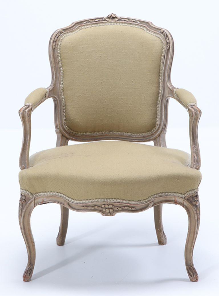 Français Paire de fauteuils ouverts peints de style Louis XV, vers 1900. en vente