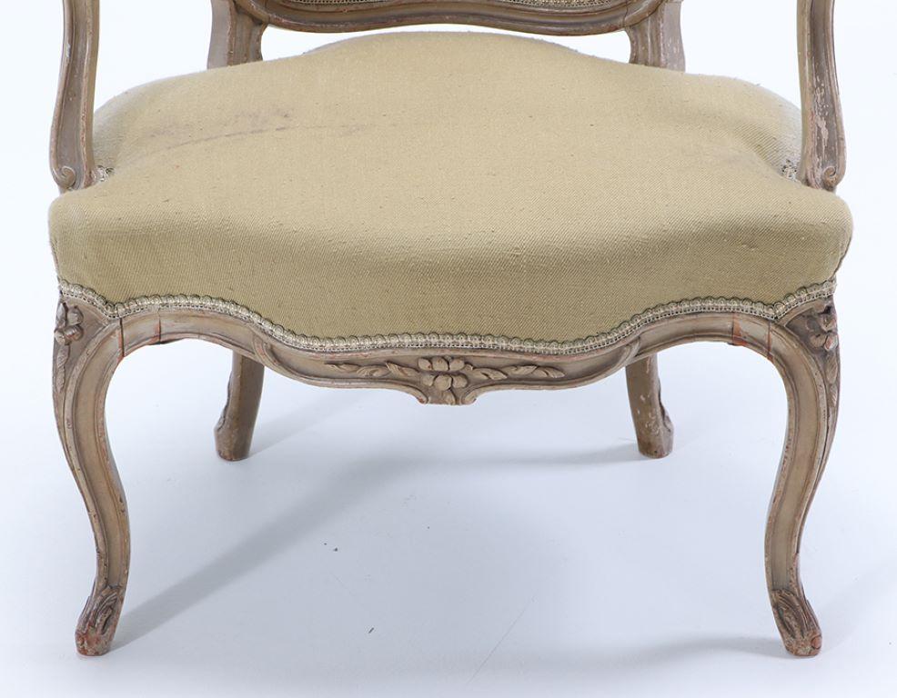 Tissu d'ameublement Paire de fauteuils ouverts peints de style Louis XV, vers 1900. en vente