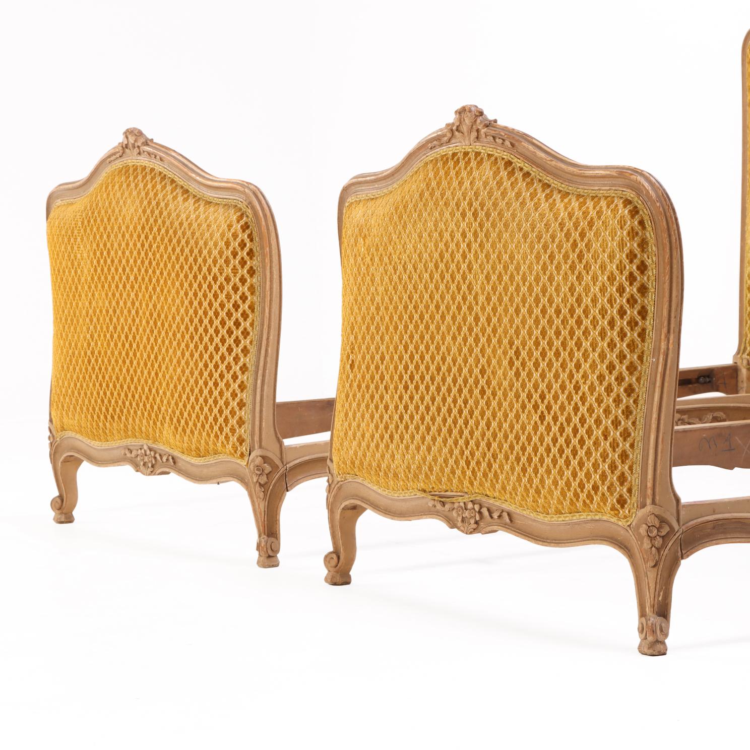 Sculpté Paire de lits jumeaux peints de style Louis XV, C.C. 1940 en vente