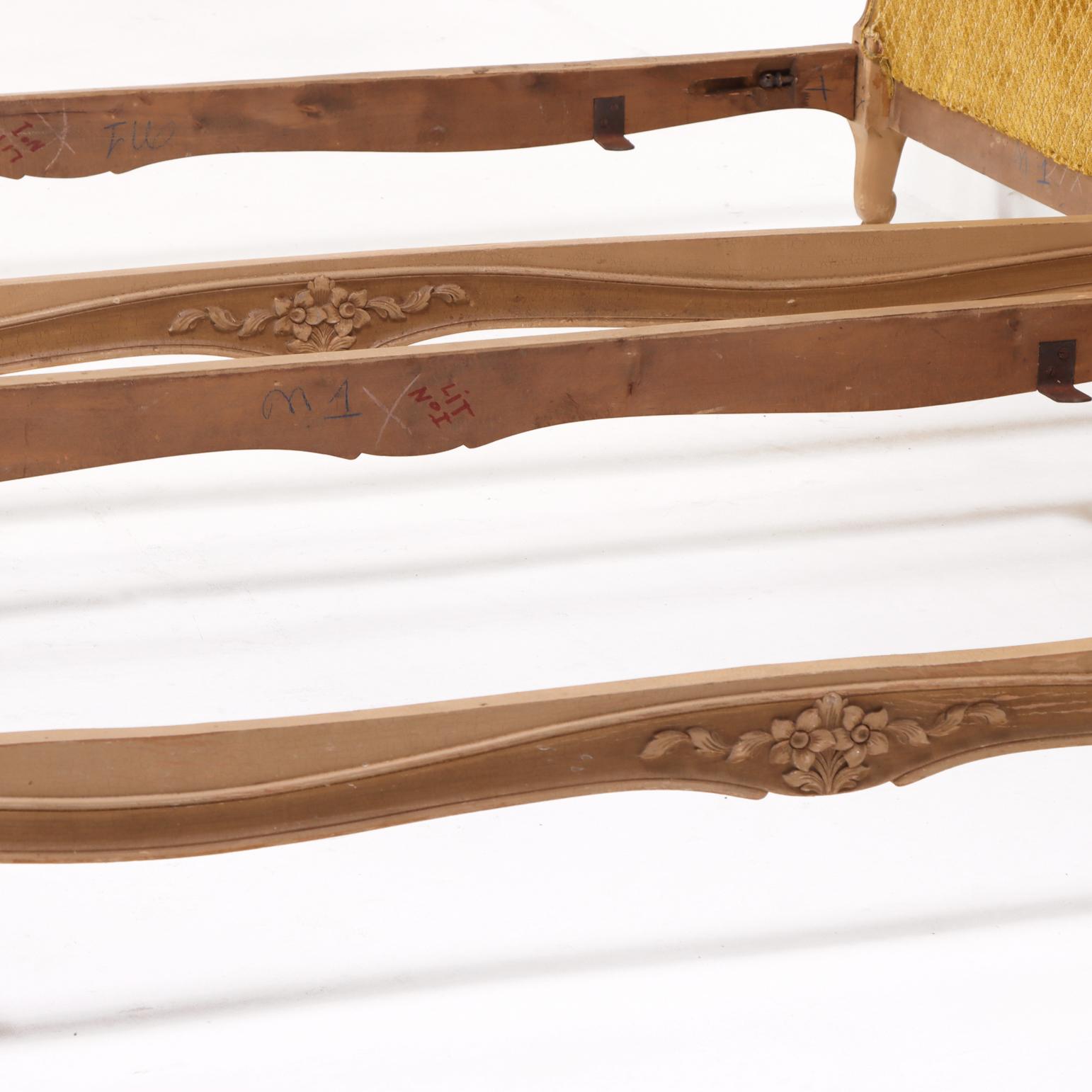 20ième siècle Paire de lits jumeaux peints de style Louis XV, C.C. 1940 en vente