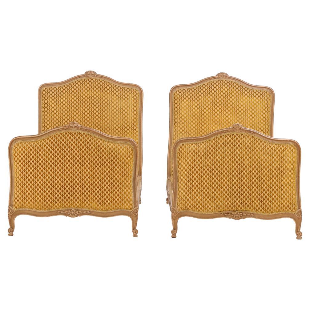 Paire de lits jumeaux peints de style Louis XV, C.C. 1940