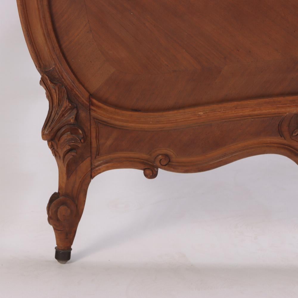 Zwei französische Doppelbetten aus Nussbaumholz im Louis-XV-Stil, um 1900. (Louis XV.) im Angebot