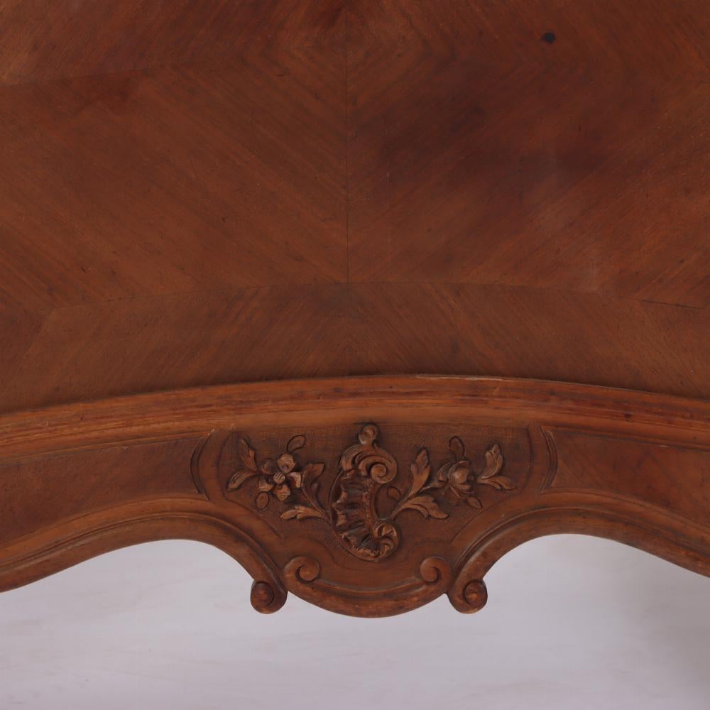 Zwei französische Doppelbetten aus Nussbaumholz im Louis-XV-Stil, um 1900. (Französisch) im Angebot