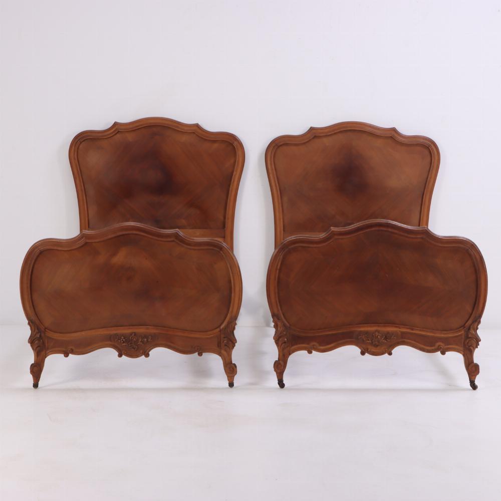Zwei französische Doppelbetten aus Nussbaumholz im Louis-XV-Stil, um 1900. (Marketerie) im Angebot