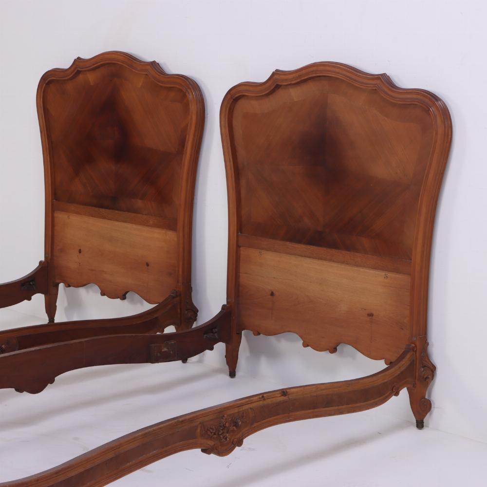 Zwei französische Doppelbetten aus Nussbaumholz im Louis-XV-Stil, um 1900. im Zustand „Gut“ im Angebot in Philadelphia, PA