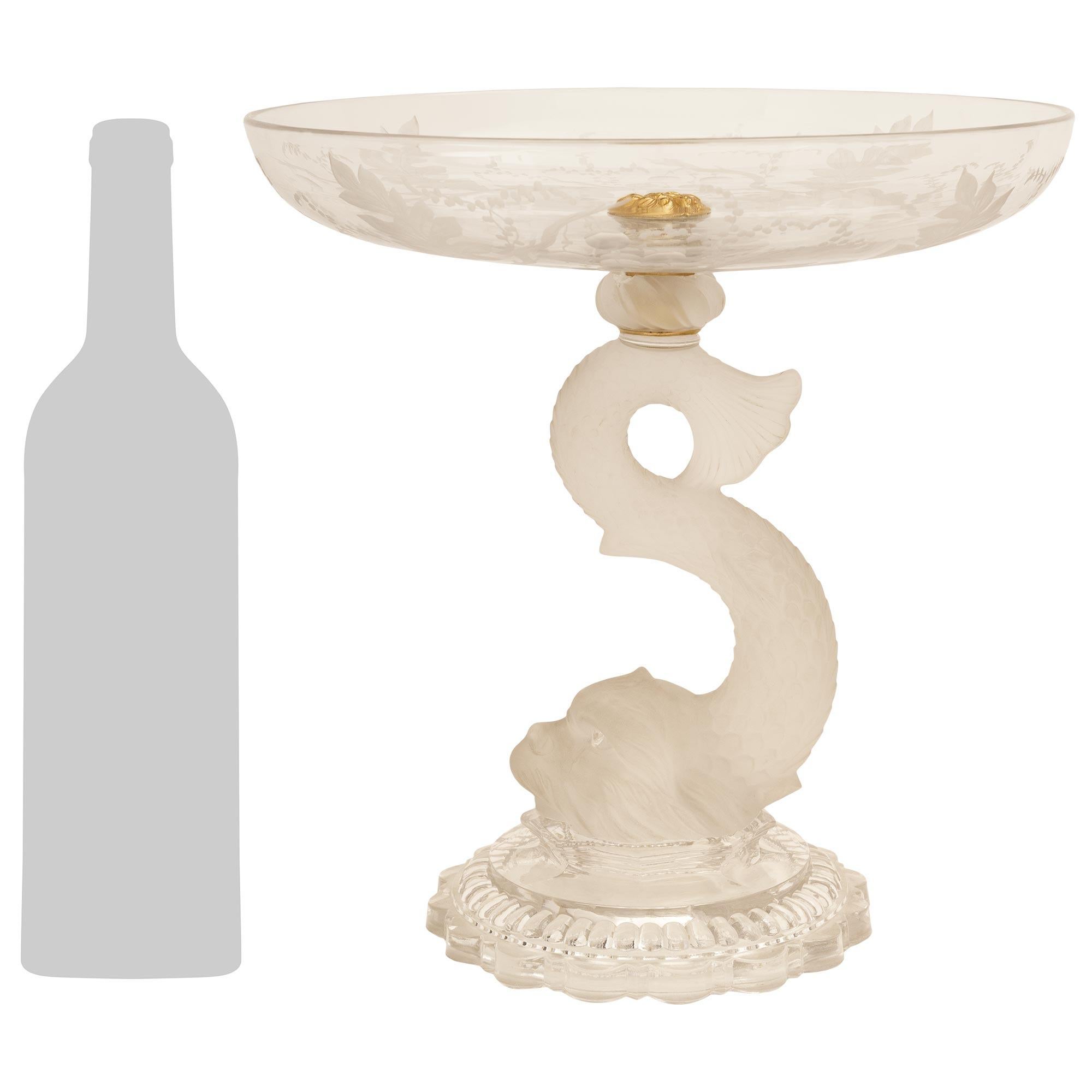 Impresionante y singular pareja de centros de mesa franceses de finales del siglo XIX de cristal de Baccarat y ormolu de estilo Luis XVI. Cada maravilloso centro de mesa se eleva sobre una base circular de Cristal de Baccarat tallado con un borde de
