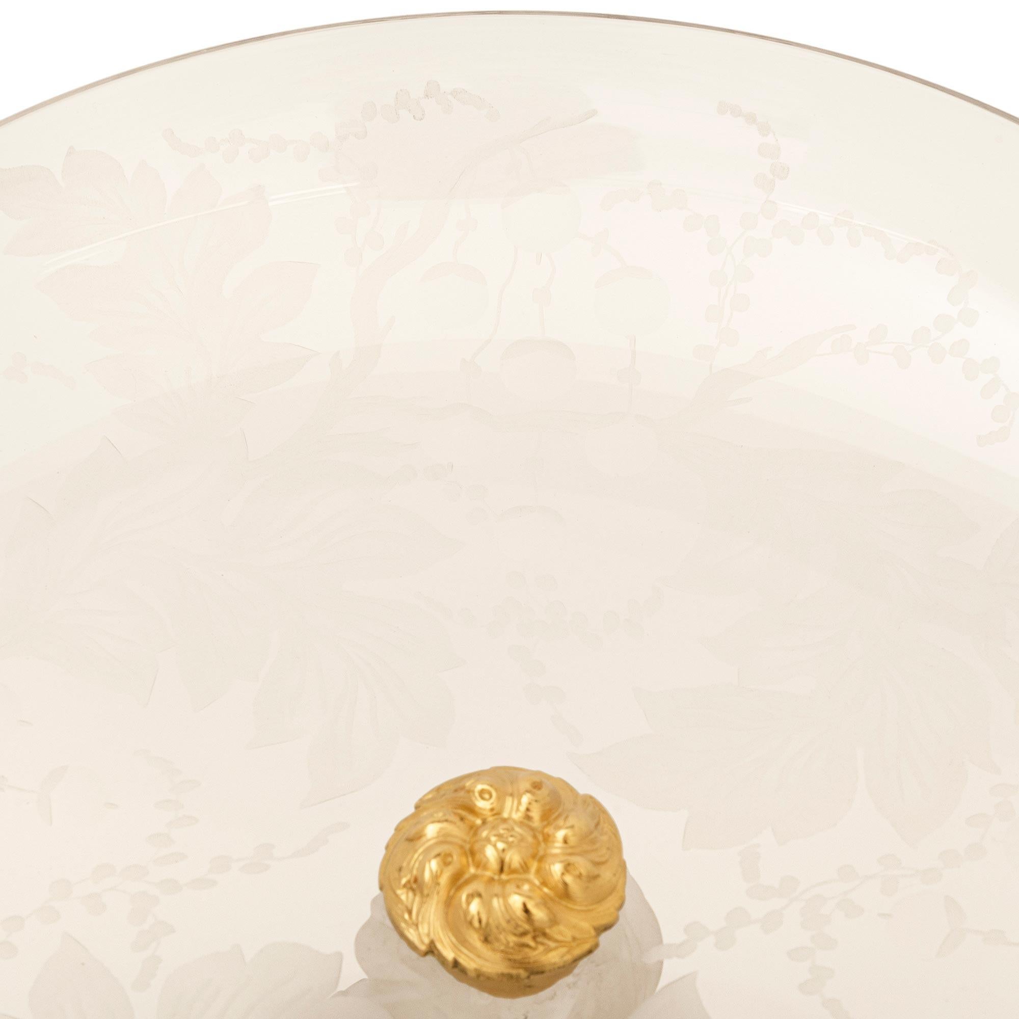 Un par de  Centros de mesa franceses Luis XVI de Cristal de Baccarat y Ormolu siglo XIX en venta