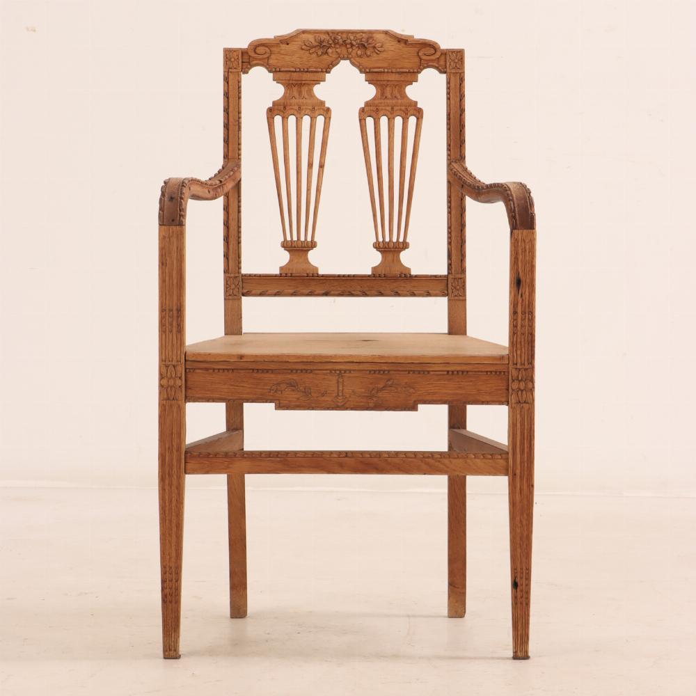 Coppia di poltrone francesi in stile Luigi XVI in rovere sbiancato intagliato, C.C. 1890. In condizioni deteriorate in vendita a Philadelphia, PA
