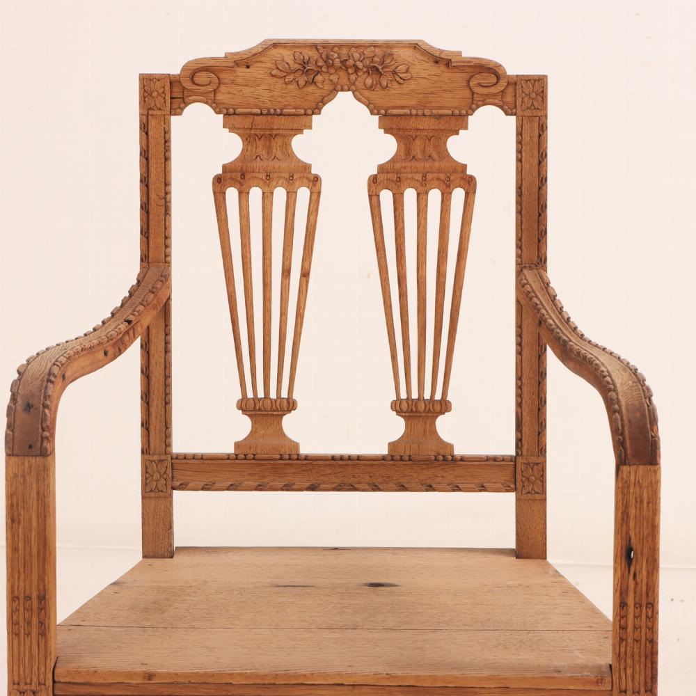 XIX secolo Coppia di poltrone francesi in stile Luigi XVI in rovere sbiancato intagliato, C.C. 1890. in vendita