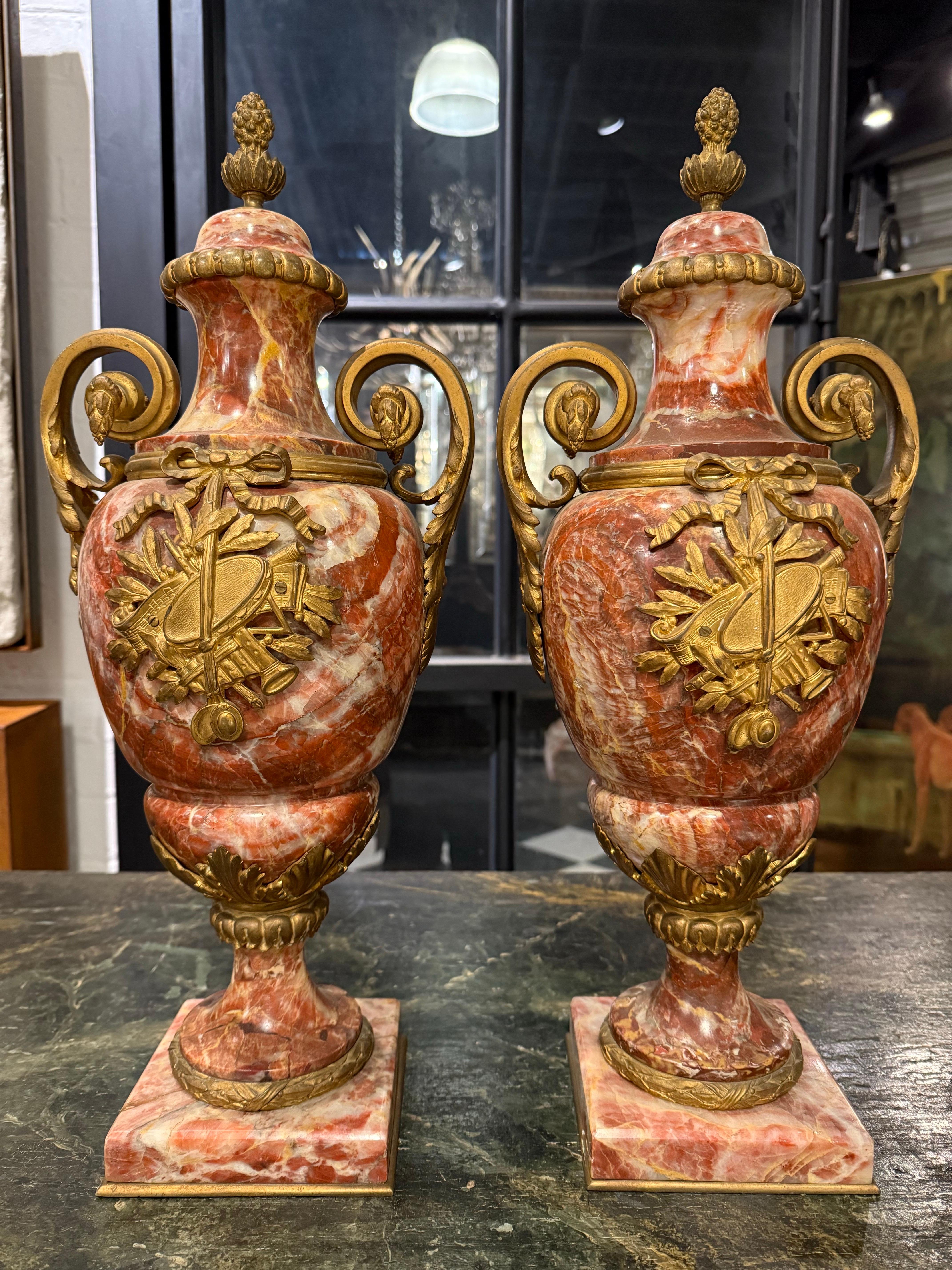 Coppia di cassette francesi in marmo e ormolu in stile Luigi XVI, XIX secolo

Provenienza: Collezione privata del Regno Unito.

Descrizione:
Il corpo ovoidale lobato di ciascuna cassetta a forma di finta urna si innalza da un anello di foglie