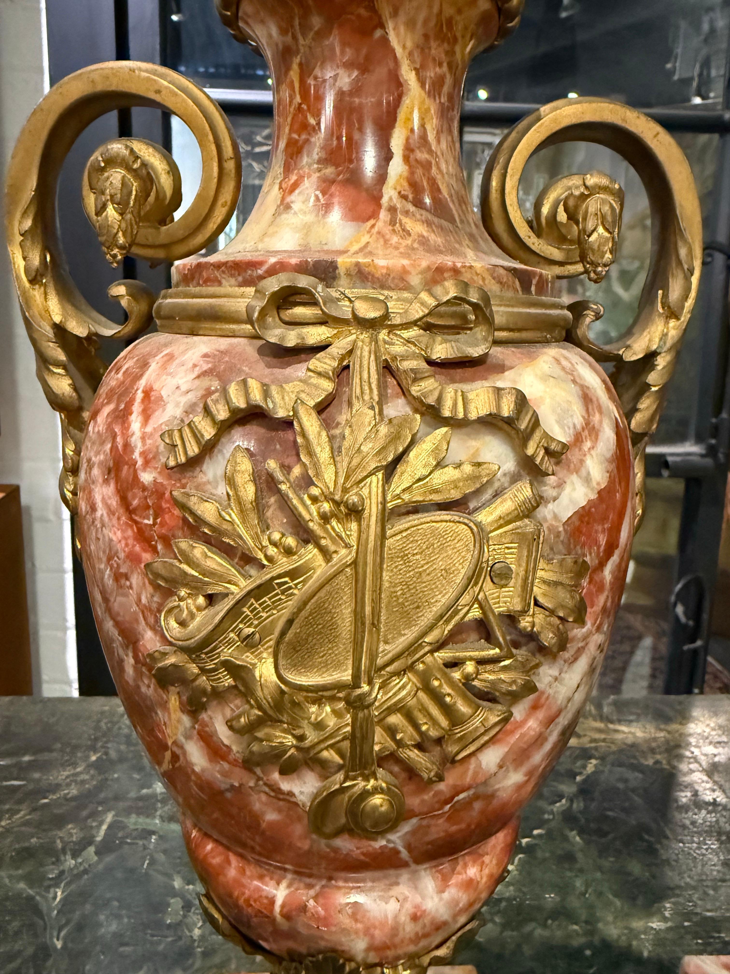 Similoro Coppia di cassette francesi in marmo e ormolu in stile Luigi XVI, XIX secolo in vendita