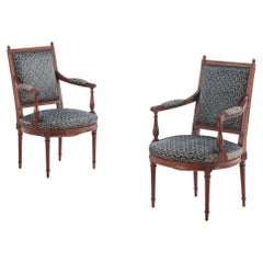 Paire de fauteuils de style Louis XVI français, vers 1940.