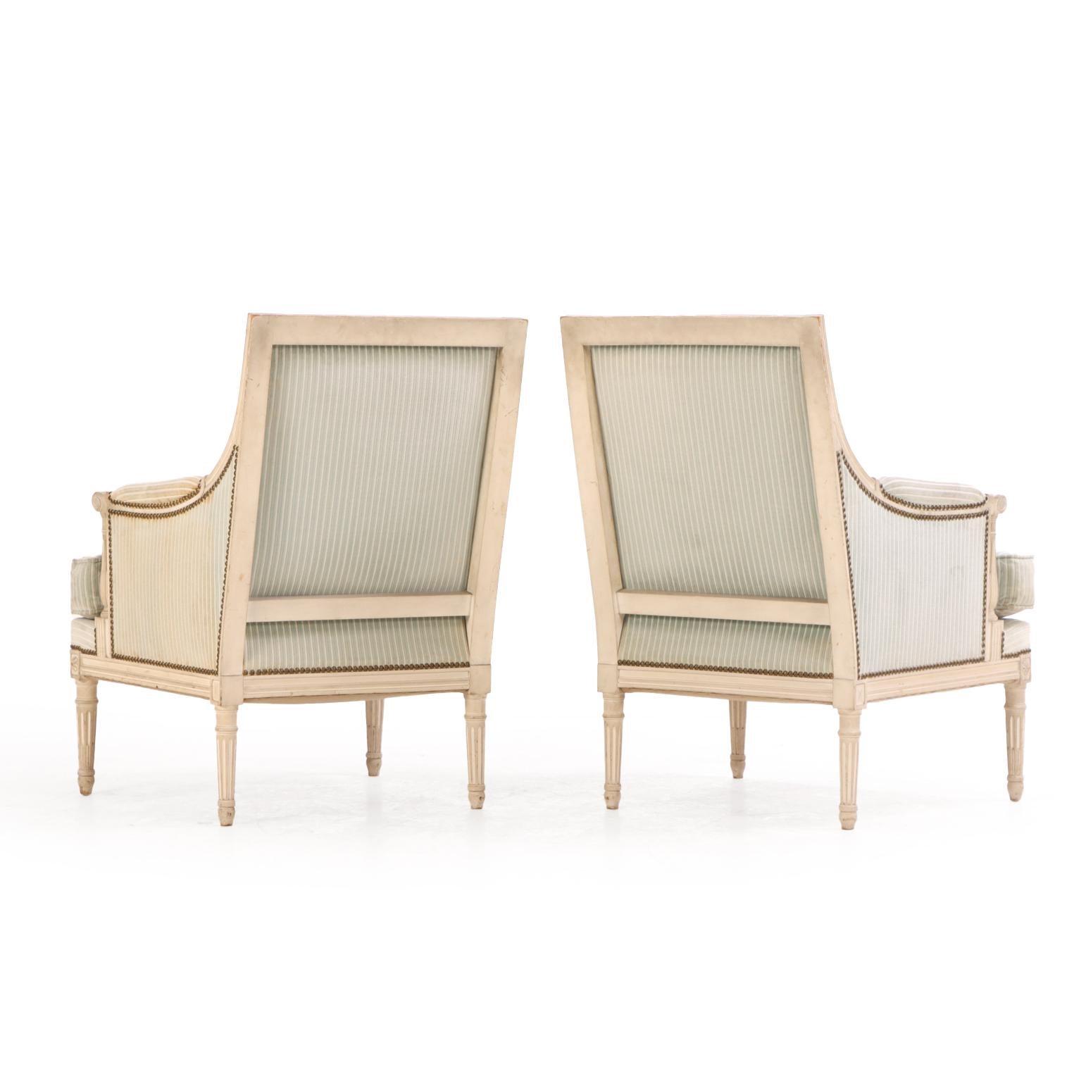 Pareja de sillas Bergère francesas pintadas al estilo Luis XVI, c. 1930. Francés en venta