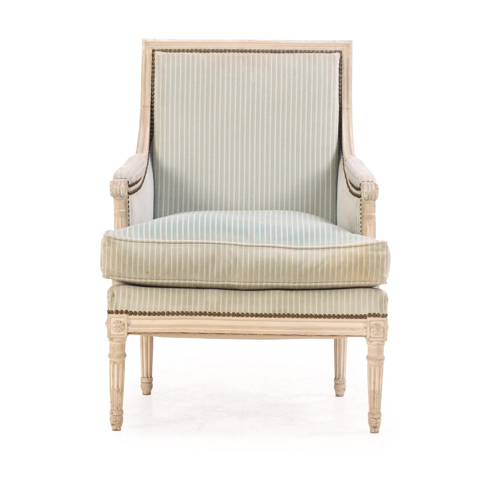 Pareja de sillas Bergère francesas pintadas al estilo Luis XVI, c. 1930. en Bueno estado para la venta en Philadelphia, PA