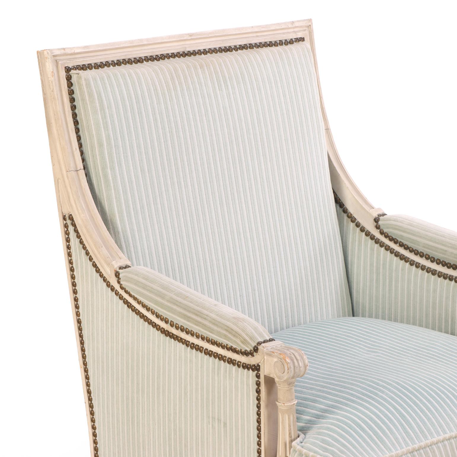 Pareja de sillas Bergère francesas pintadas al estilo Luis XVI, c. 1930. siglo XX en venta