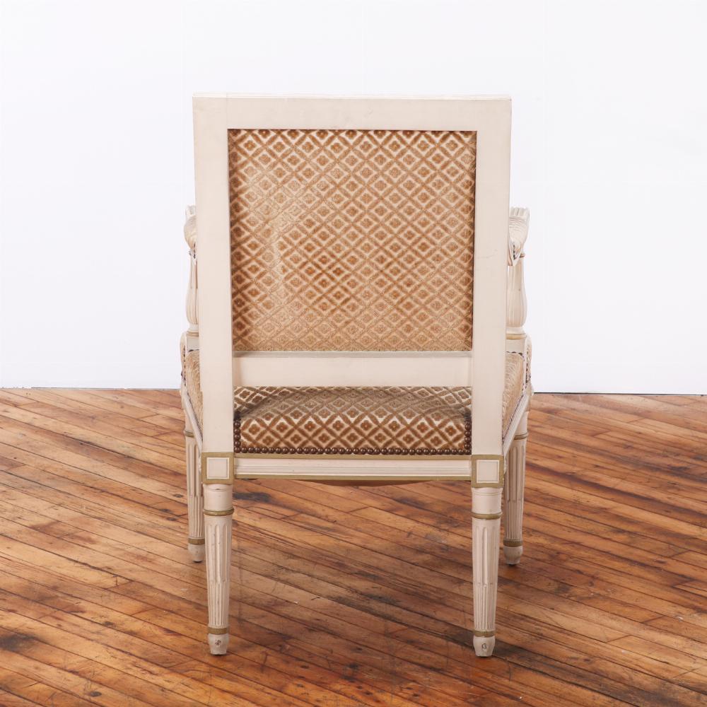 Ein raffiniertes Paar französischer Stühle im Louis-XVI-Stil mit lackierten Holzrahmen und klassischen neoklassischen Details. Das Design besteht aus kannelierten Beinen, geraden Rückenlehnen und subtil geschnitzten Rosetten, die alle mit einer