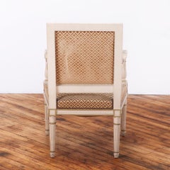 Paire de chaises à bras ouverts peintes de style Louis XVI, C.C. 1940.