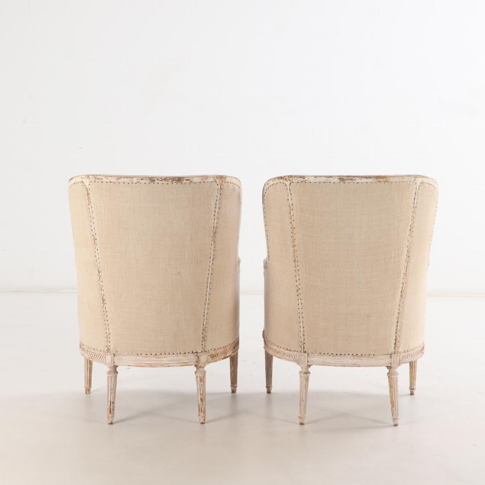 A.I.C. Paire de chaises bergères de style Louis XVI, tapissées et peintes, C 1900. en vente 4