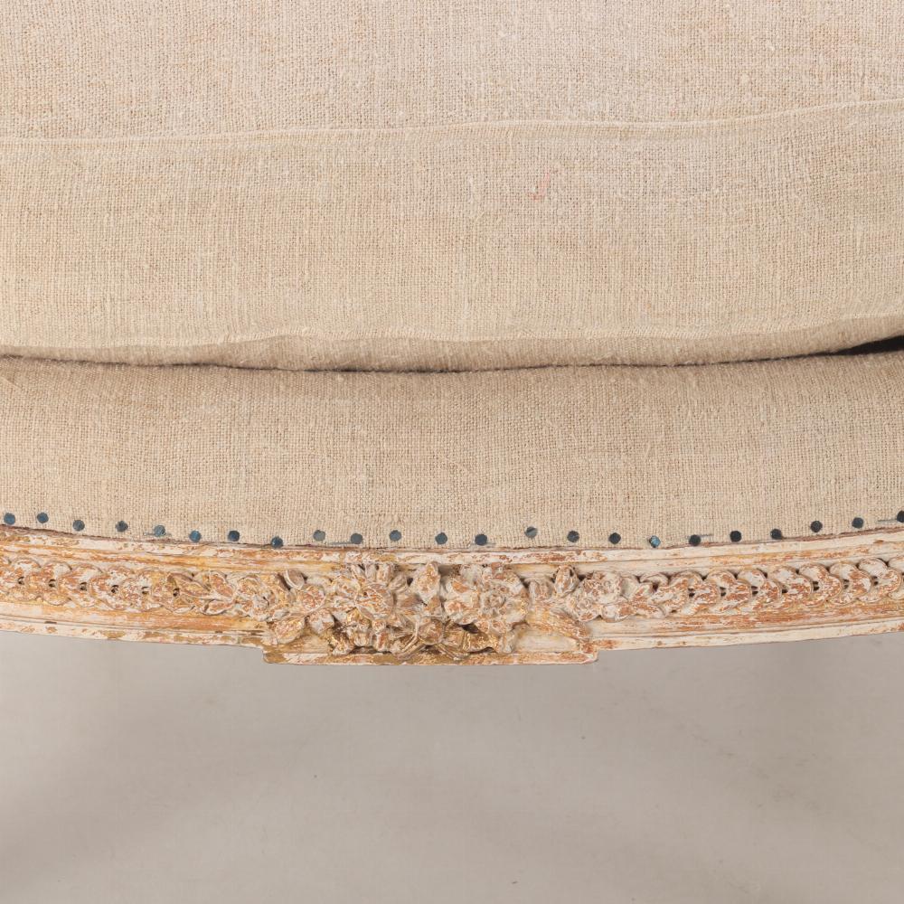 20ième siècle A.I.C. Paire de chaises bergères de style Louis XVI, tapissées et peintes, C 1900. en vente