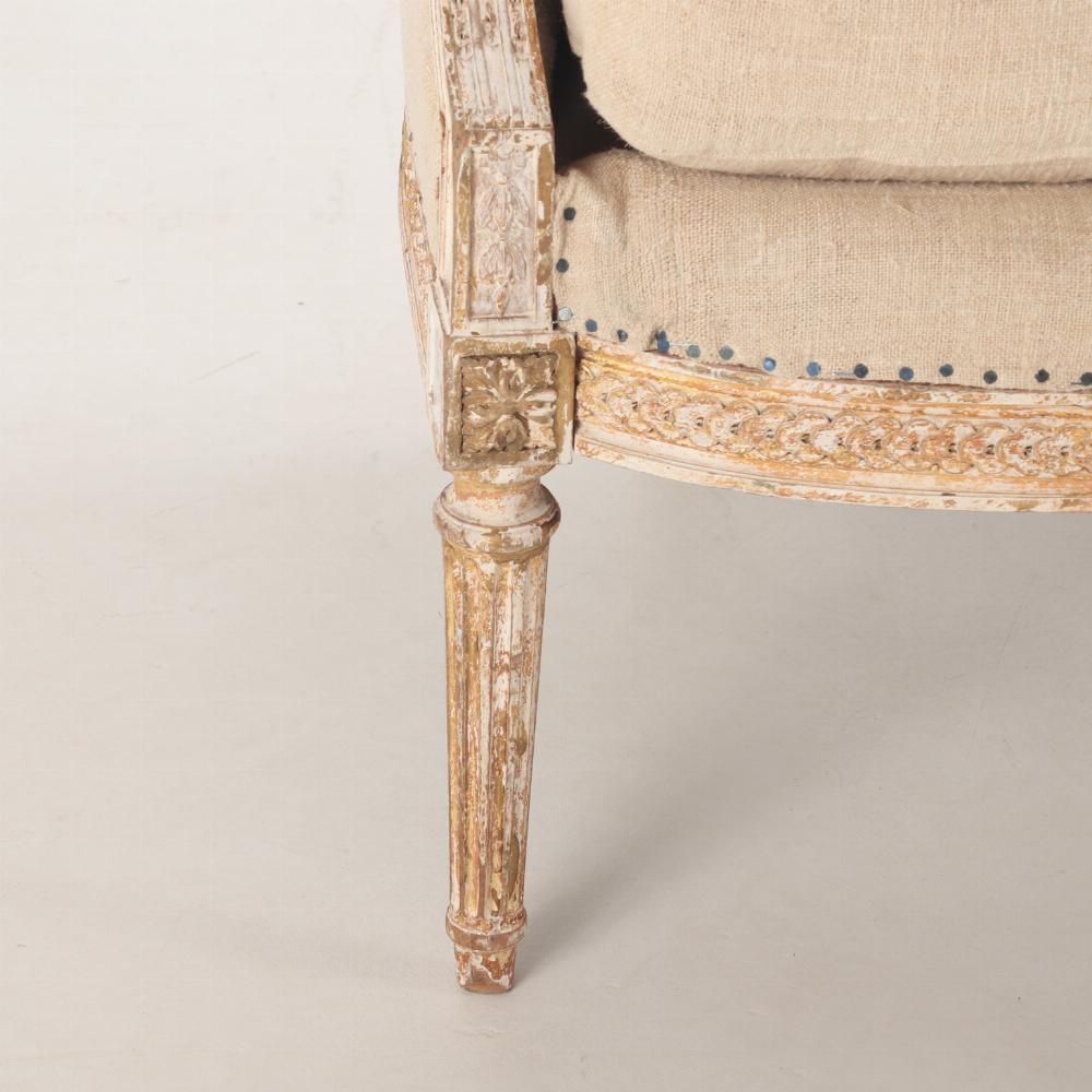 Tissu d'ameublement A.I.C. Paire de chaises bergères de style Louis XVI, tapissées et peintes, C 1900. en vente