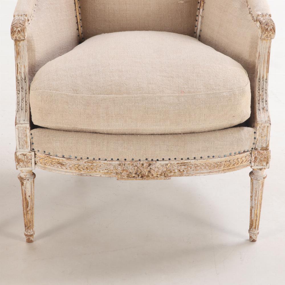 A.I.C. Paire de chaises bergères de style Louis XVI, tapissées et peintes, C 1900. en vente 3