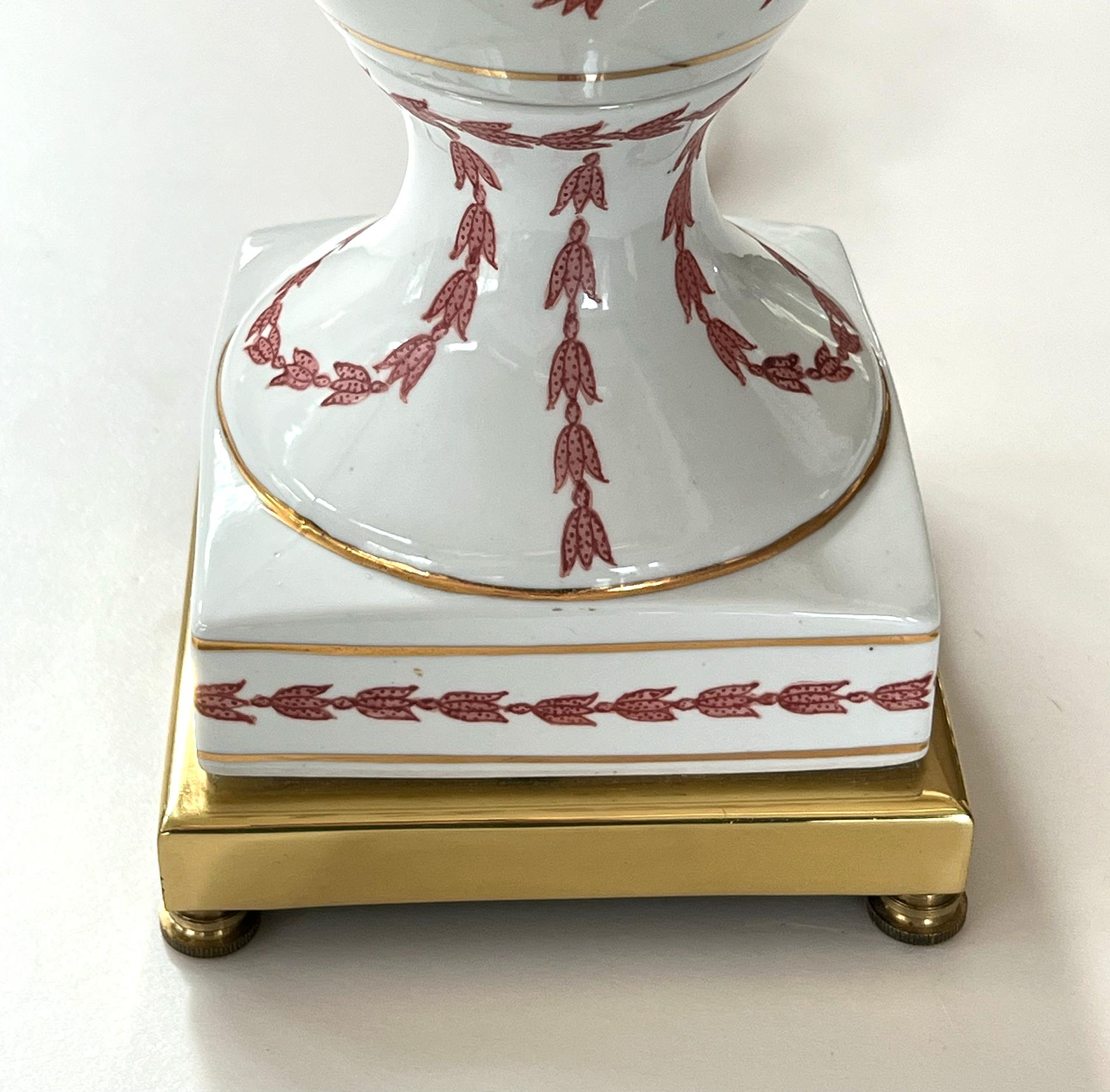 Ein Paar französische weiße Porzellanlampen im Louis-XVI.-Stil mit handbemalter Glockenglasur (Glasiert) im Angebot