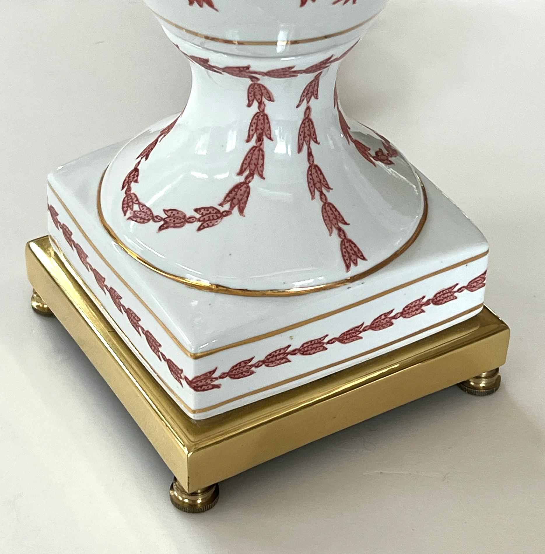 Ein Paar französische weiße Porzellanlampen im Louis-XVI.-Stil mit handbemalter Glockenglasur im Zustand „Gut“ im Angebot in San Francisco, CA