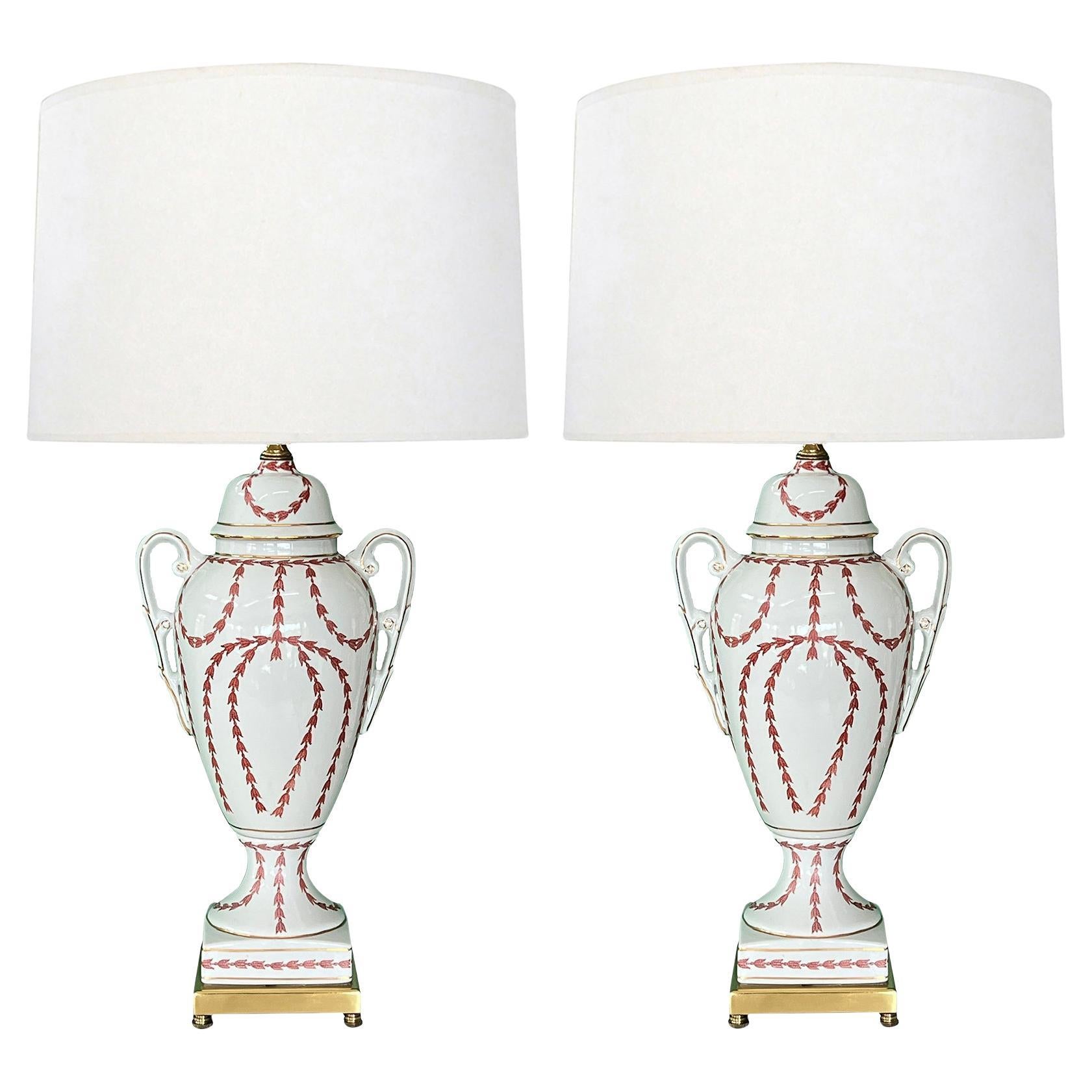 Ein Paar französische weiße Porzellanlampen im Louis-XVI.-Stil mit handbemalter Glockenglasur im Angebot