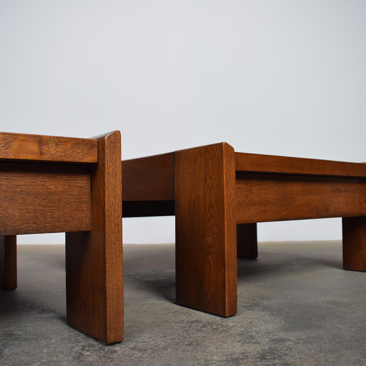 Une belle paire de tables d'appoint / tables basses minimalistes en chêne massif.
D'origine française des années 1970, dans le style du designer français Pierre Chapo et des designers italiens Afra et Tobia Scarpa.
