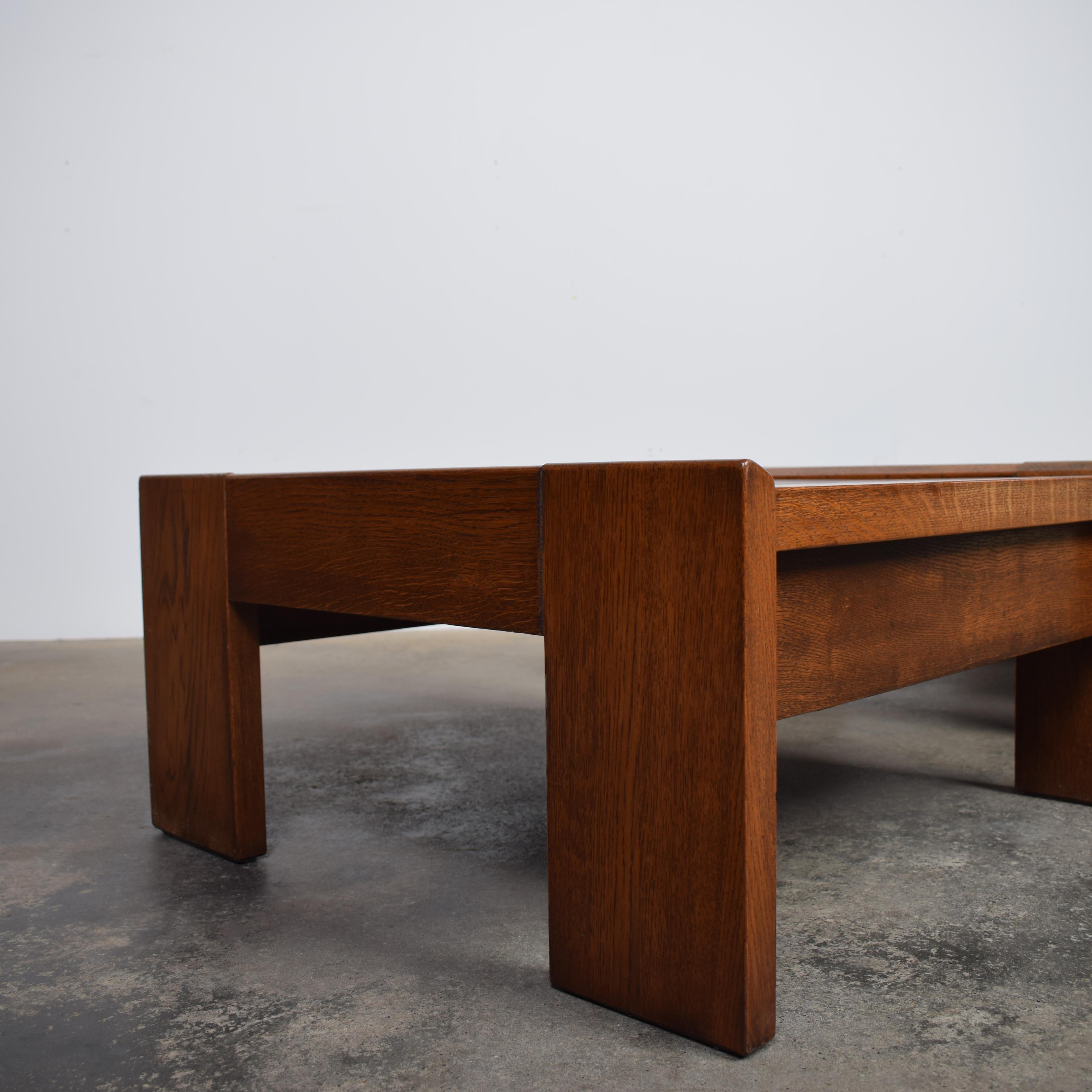 Français Paire de tables d'appoint en chêne massif du milieu du siècle dernier. en vente