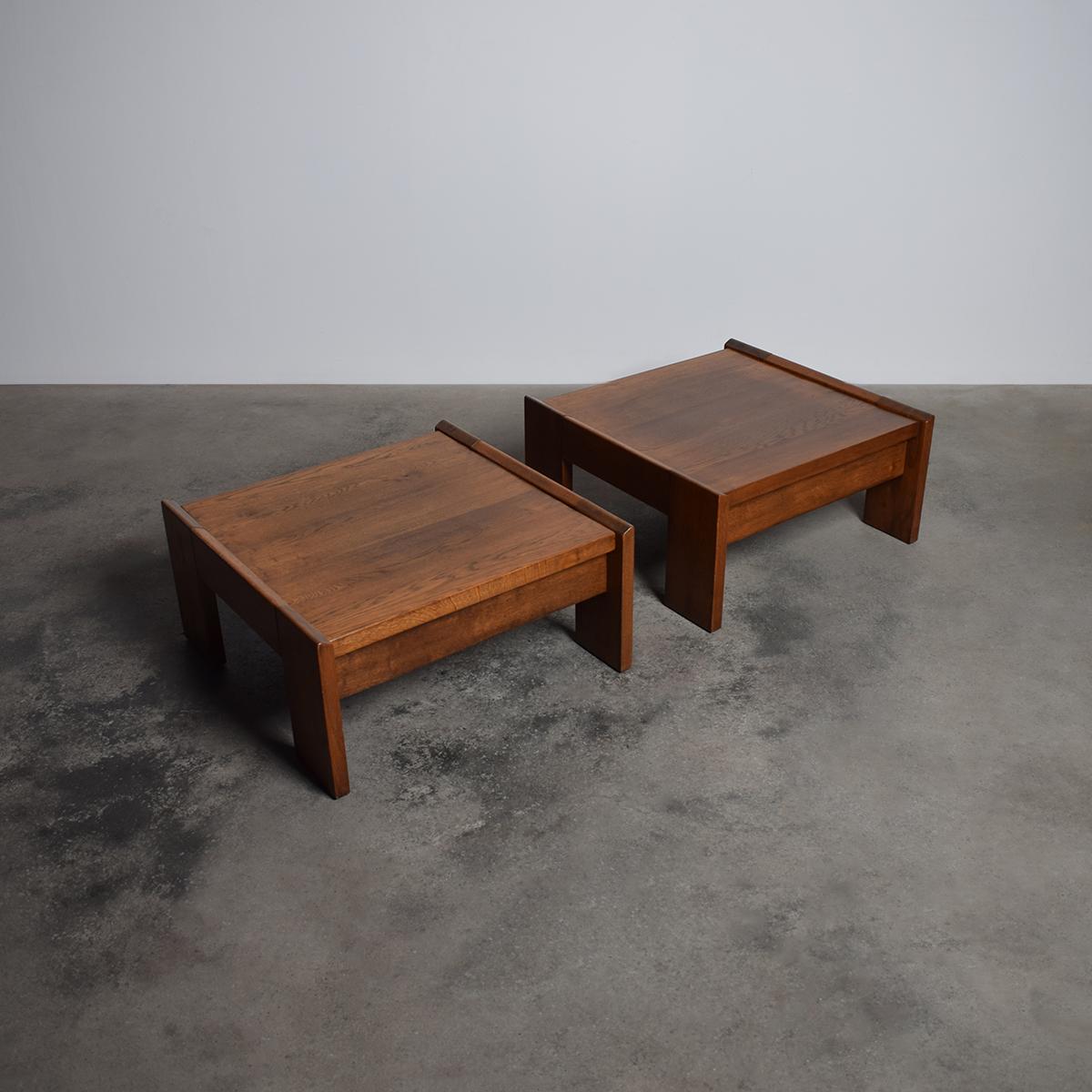 Paire de tables d'appoint en chêne massif du milieu du siècle dernier. Bon état - En vente à ECHT, NL