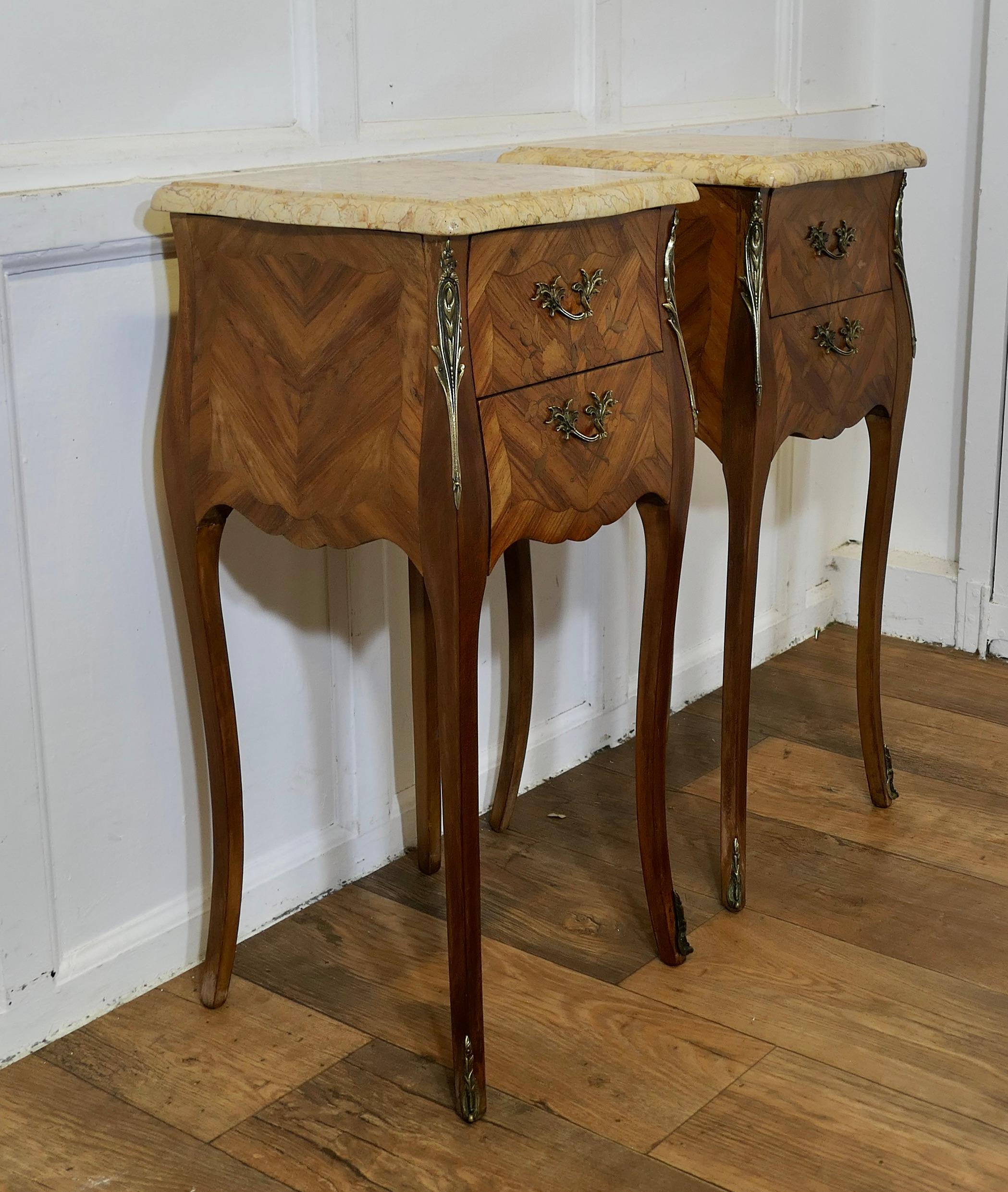 A Pair of French Marquetry Bombe Bedside Cabinets In Good Condition For Sale In Godshill, Isle of Wight