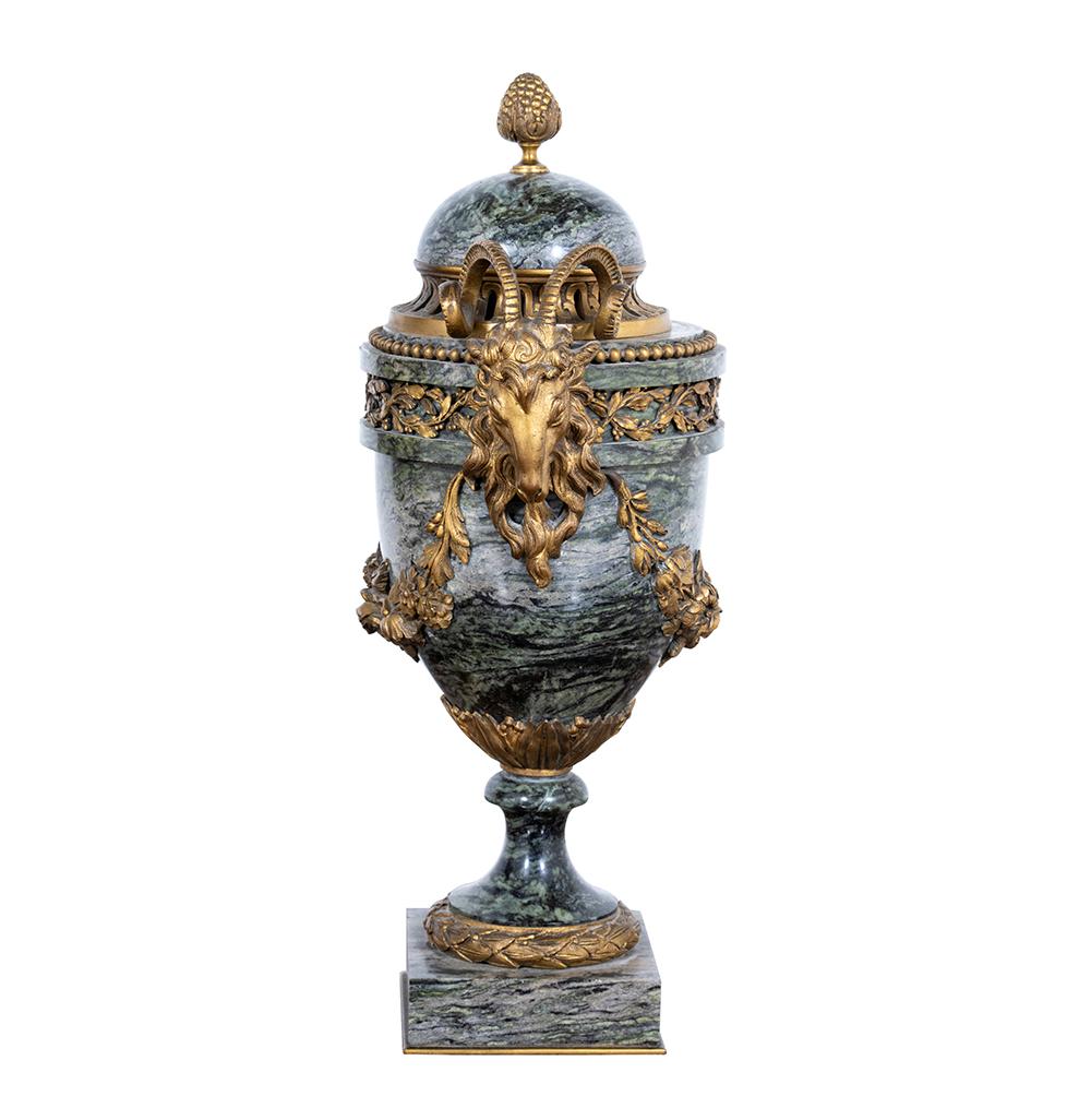 Ein Paar französische Urnen und Deckel aus grünem Maurin-Marmor und Goldbronze-Motiv  (Französische Provence) im Angebot