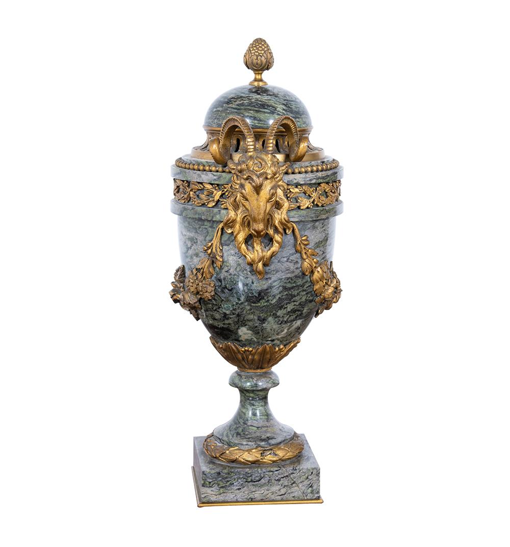 Français Paire d'urnes et de couvercles montés en marbre vert et en bronze doré, de marque Maurin  en vente