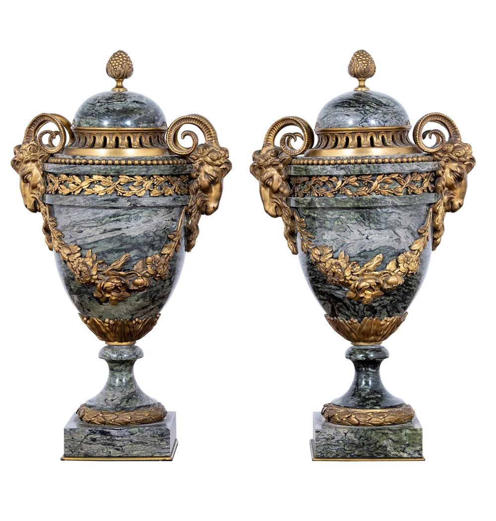 Paire d'urnes et de couvercles montés en marbre vert et en bronze doré, de marque Maurin  Bon état - En vente à London, GB