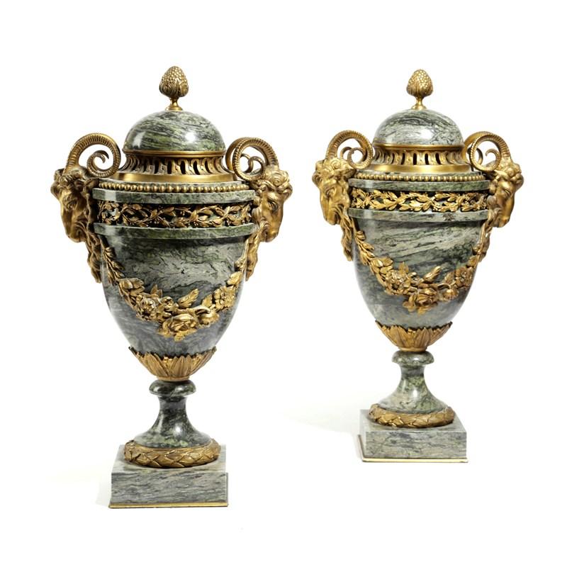 Ein Paar französische Urnen und Deckel aus grünem Maurin-Marmor und Goldbronze-Motiv  (18. Jahrhundert) im Angebot