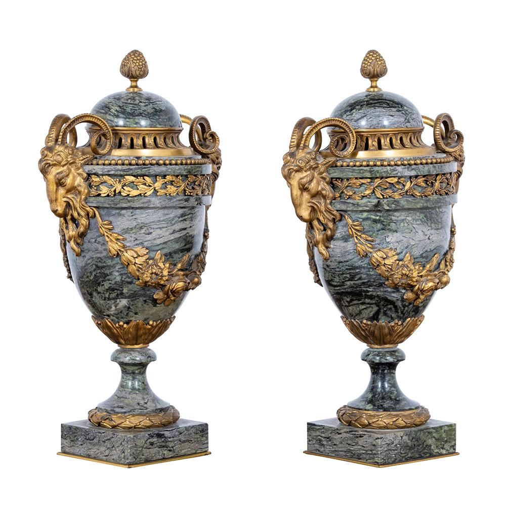 Ein Paar französische Urnen und Deckel aus grünem Maurin-Marmor und Goldbronze-Motiv  im Angebot 1