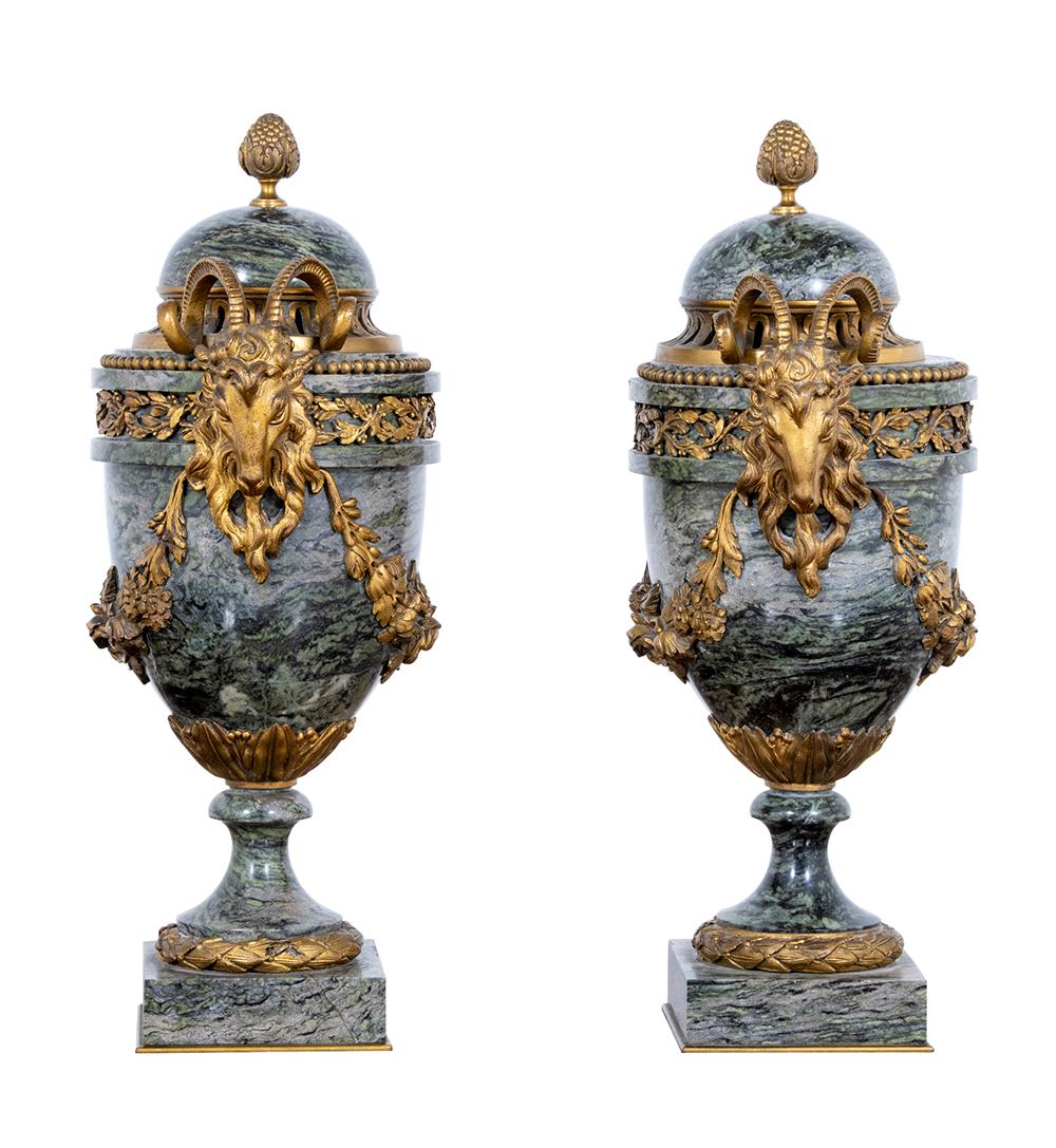 Ein Paar französische Urnen und Deckel aus grünem Maurin-Marmor und Goldbronze-Motiv  im Angebot 2