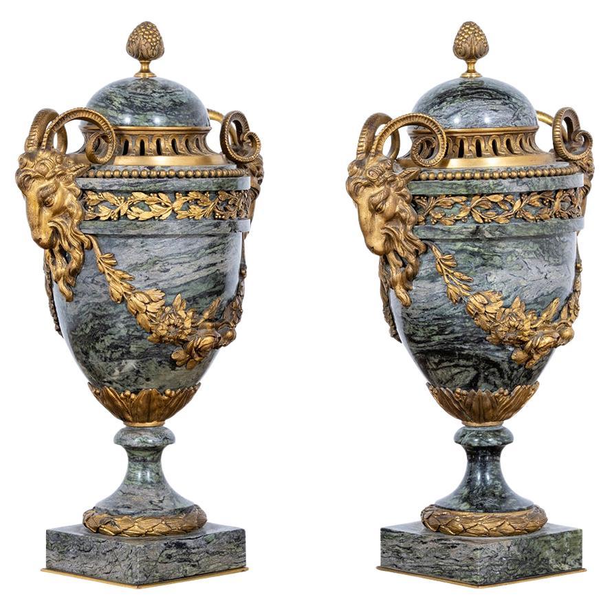 Paire d'urnes et de couvercles montés en marbre vert et en bronze doré, de marque Maurin  en vente