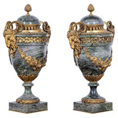 Ein Paar französische Urnen und Deckel aus grünem Maurin-Marmor und Goldbronze-Motiv 