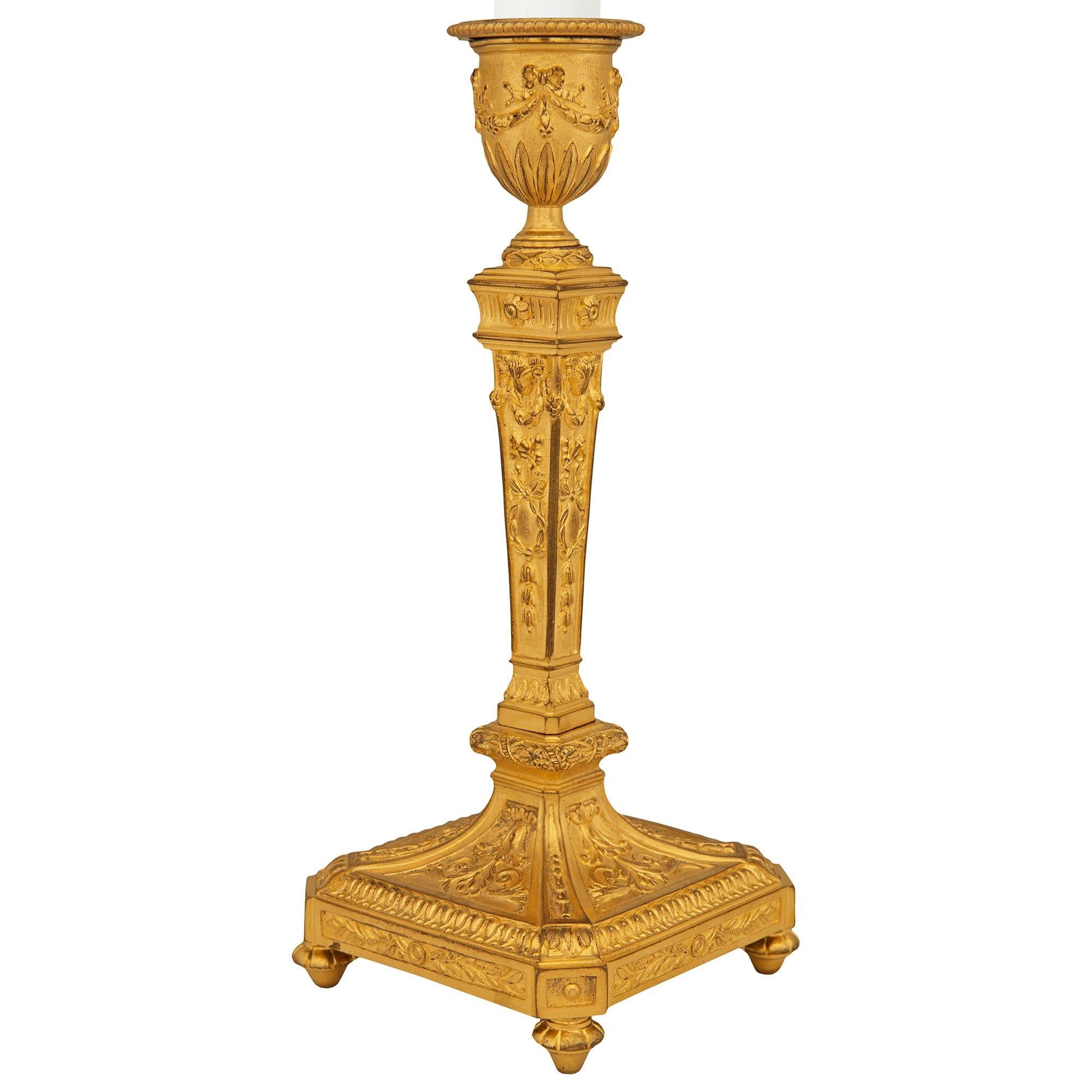 Français Paire de chandeliers en bronze doré Louis XVI du milieu du XIXe siècle en vente