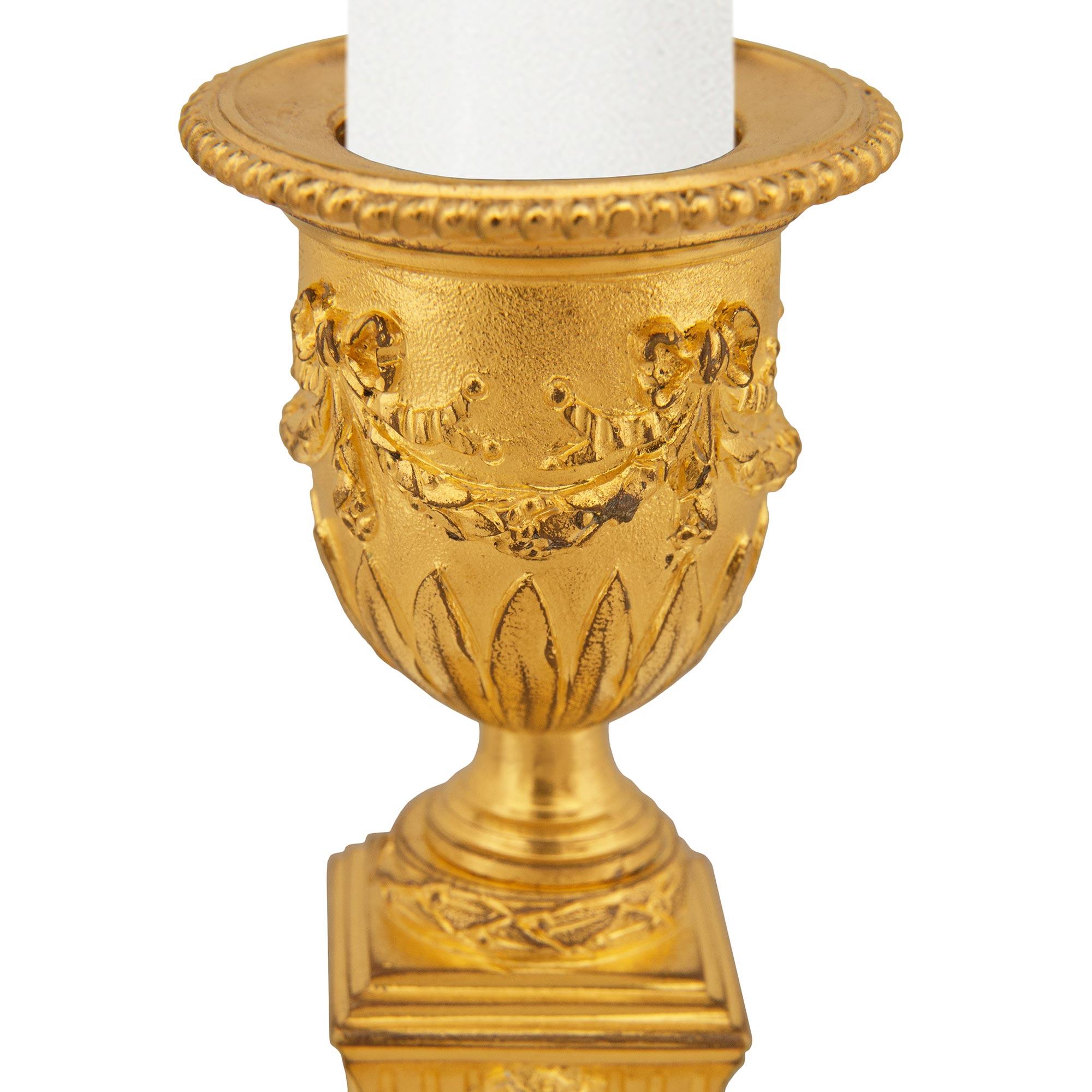 Paire de chandeliers en bronze doré Louis XVI du milieu du XIXe siècle Bon état - En vente à West Palm Beach, FL