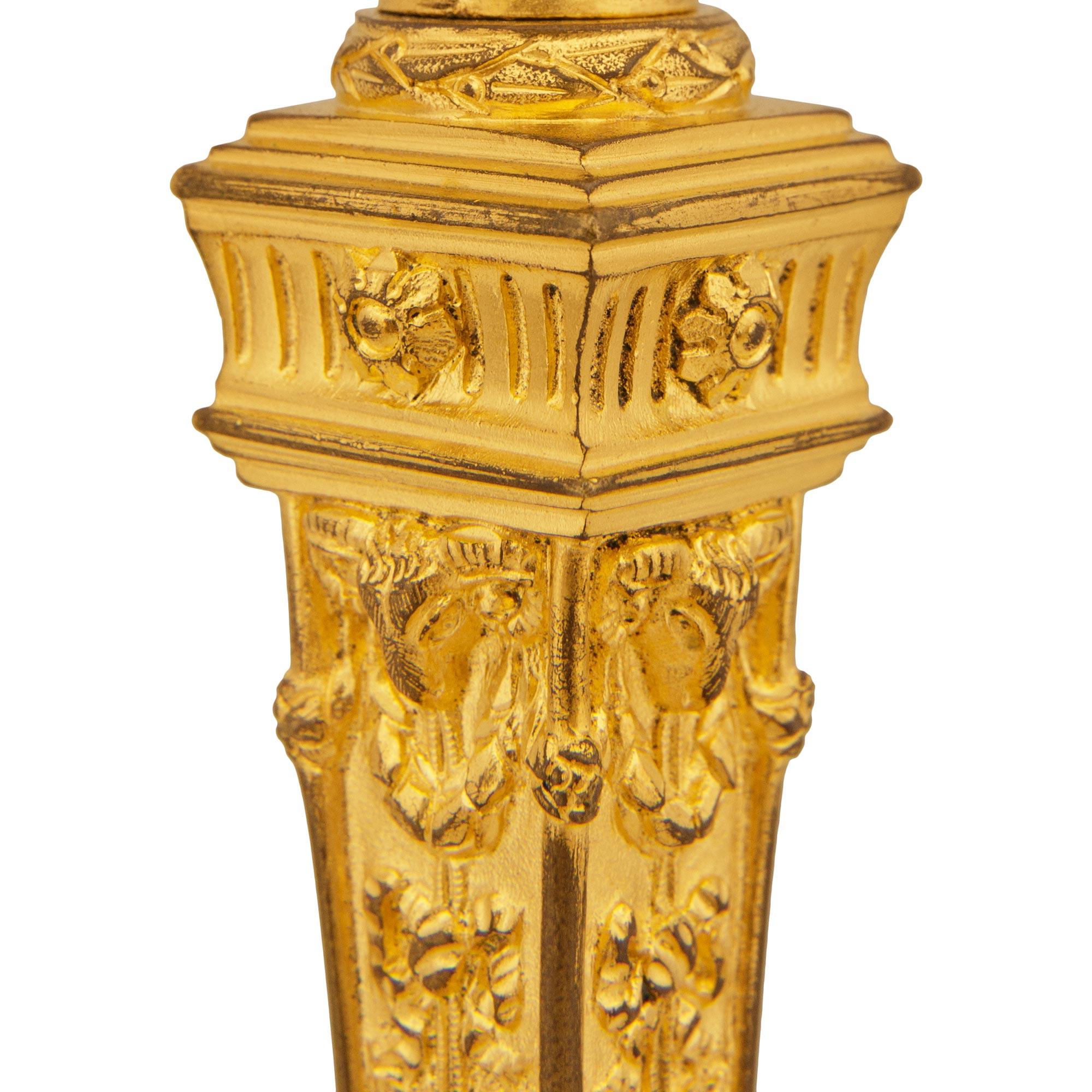 Bronze doré Paire de chandeliers en bronze doré Louis XVI du milieu du XIXe siècle en vente