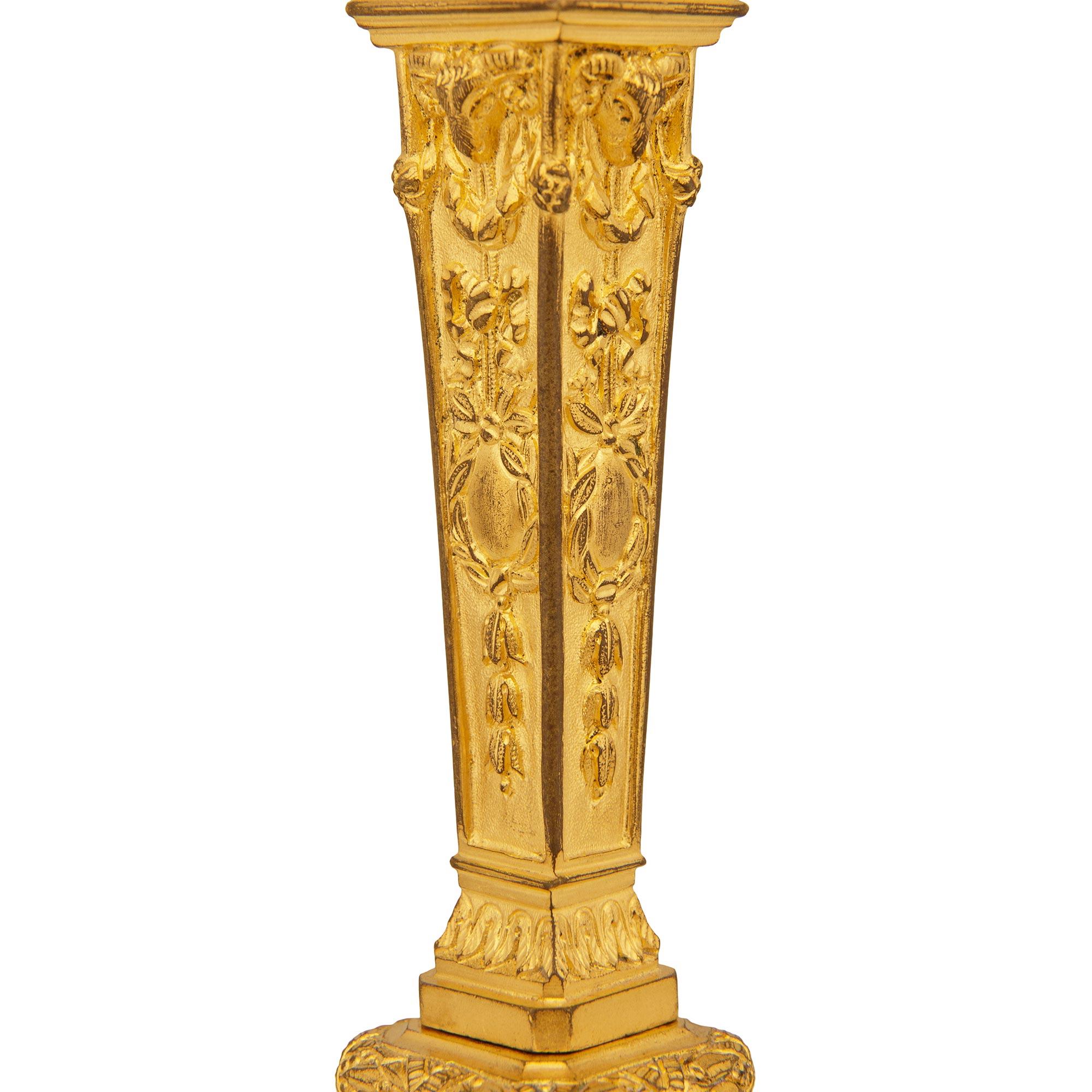 Paire de chandeliers en bronze doré Louis XVI du milieu du XIXe siècle en vente 1